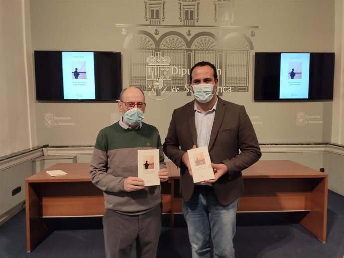 El amigo del autor y escritor de la presentación de 'Para el adiós tengo ya la música dispuesta', Luis Alcalde Cuevas (i), junto al diputado provincial de Cultura, David Mingo (d), muestran  el nuevo libro.