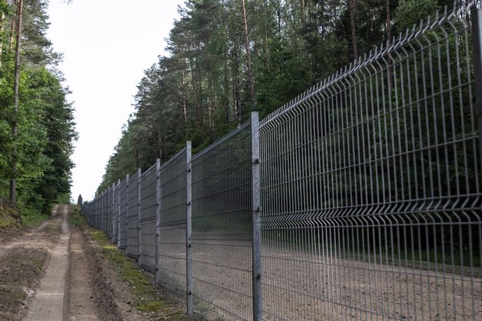 Archivo - Valla en la frontera entre Lituania y Bielorrusia