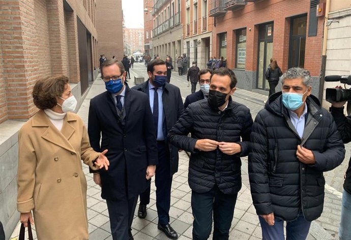 El portavoz del Grupo Popular en el Senado, Javier Maroto (segundo por la izquierda), junto al presidente del PP de Valladolid, Conrado Íscar (segundo por la derecha) y los parlamentarios por Valladolid.