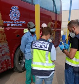 La Policía Nacional revisa la documentación a dos ciudadanos