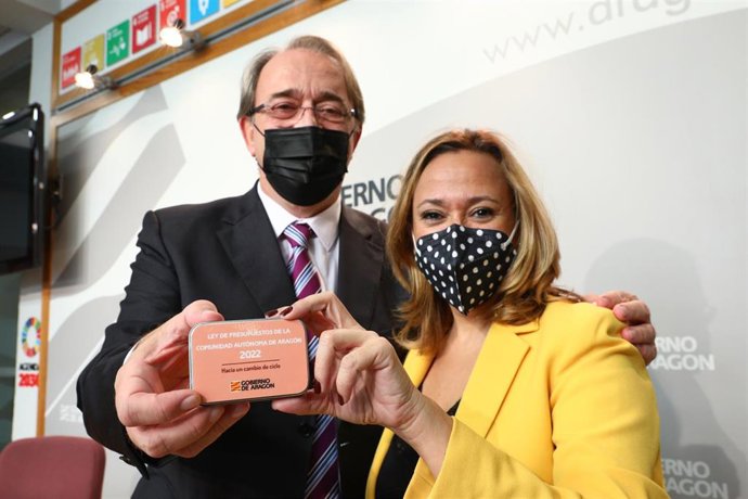 Los consejeros de Presidencia, Mayte Pérez, y Hacienda, Carlos Pérez Anadón, en la presentación de los Presupuestos de 2022.