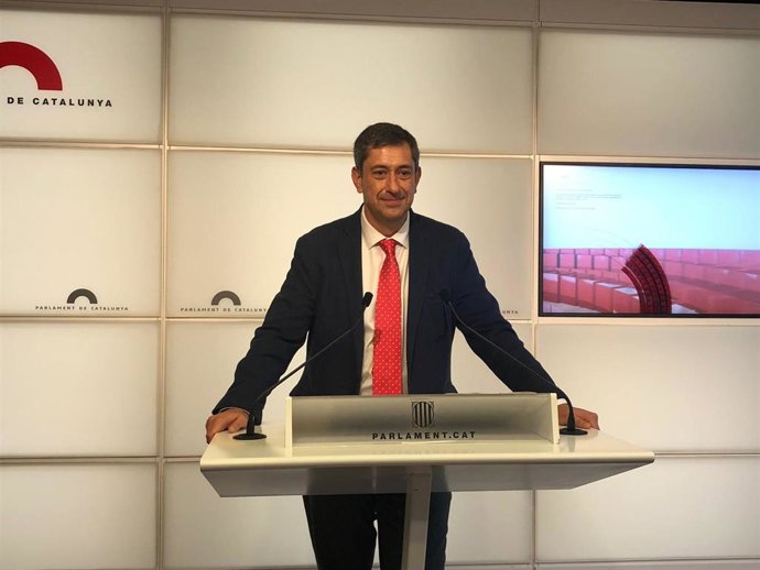 El diputado de Vox en el Parlament Antonio Gallego en rueda de prensa en la Cámara catalana a 12 de noviembre de 2021.