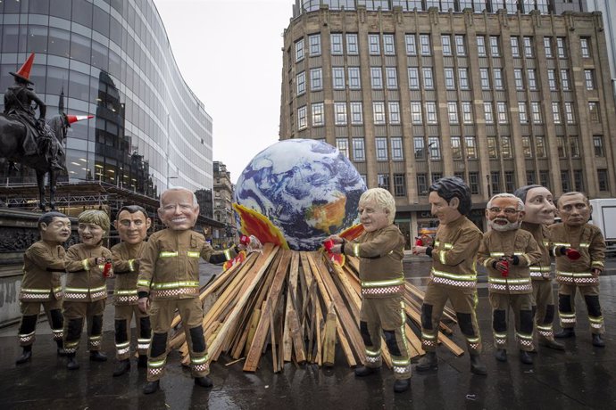 Activistas de Oxfam International se caracterizan como líderes mundiales que son "ineficaces bomberos" para frenar el cambio climático