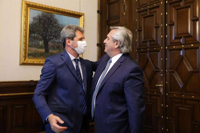 Archivo - El presidente de Argentina, Alberto Fernández, con el consejero delegado del grupo Lundin, Adam Lundin