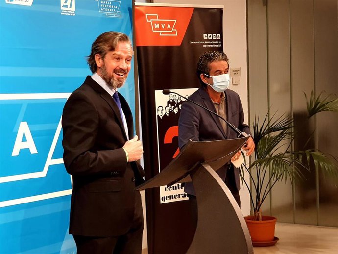 Daniel Fernández, ganador del XXII Premio Internacional de Poesía Emilio Prados por 'Las nubes se levantan'. En la imagen, el diputado provincial de cultura, Victor González