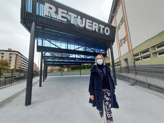 La alcaldesa de Barakaldo, Amaia del Campo, en el nuevo espacio cubierto de la casa de cultura de Retuerto.