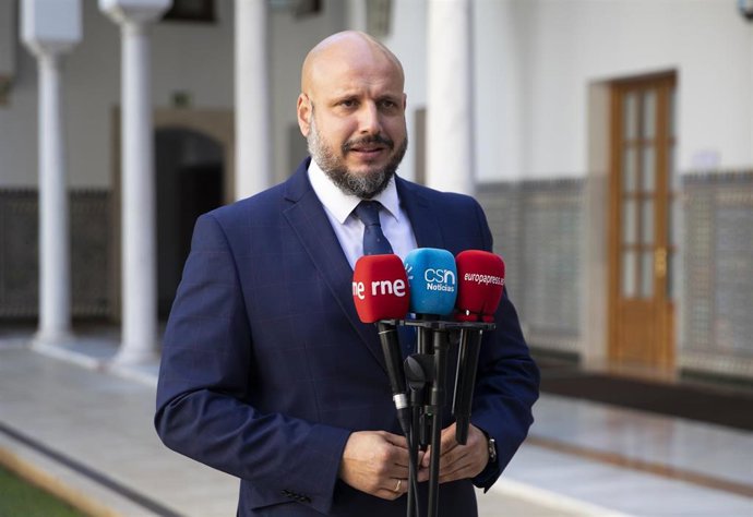 El diputado del grupo parlamentario Vox, Rodrigo Alonso, atiende a los medios de comunicación en una foto de archivo.