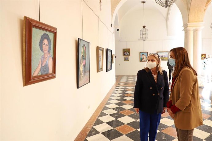 Felisa Cañete (dcha.) visita la exposición de María José Iriondo.