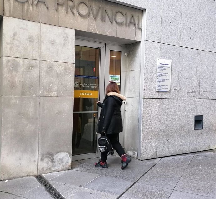 La mujer de Javier Ardines a su llegada a los juzgados.