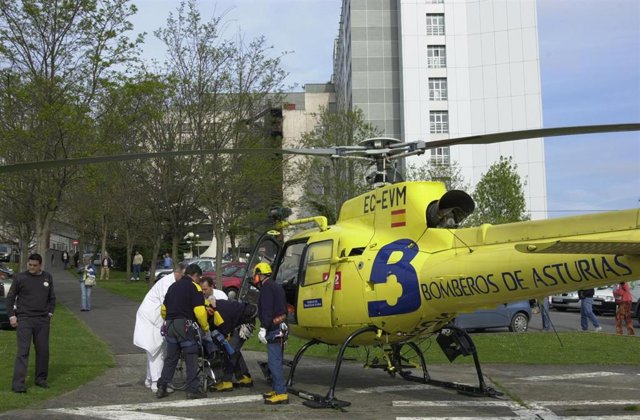 Archivo - Imagen de archivo del helicóptero de los Bomberos de Asturias