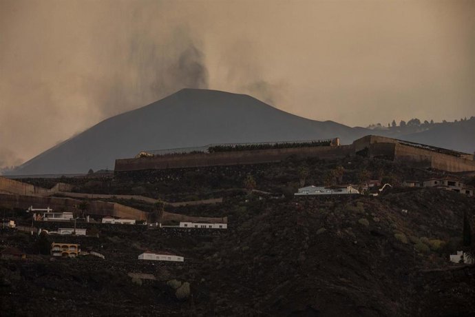 Varios agricultores de plátanos llegan a la playa de Puerto Naos en una lancha del Buque de Asalto Anfibio Castilla, después de acceder a sus fincas de trabajo en las zonas afectadas por la erupción del volcán, a 11 de noviembre de 2021, en La Palma, 