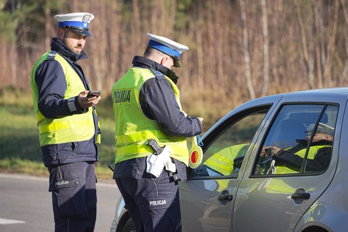 09 November 2021, Poland, Kuznica: Police officers check cars near the closed Kusnica border crossing on the border between Poland and Belarus.  The migration crisis at the Poland-Belarus border with refugees trying to enter the European Union via Belar