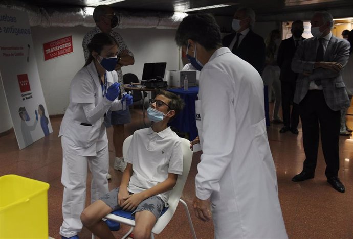 Archivo - Una sanitaria realiza un test de antígenos a un hombre, en un dispositivo de realización de test de antígenos en el intercambiador de Plaza de Castilla, a 2 de julio de 2021, en Madrid (España).