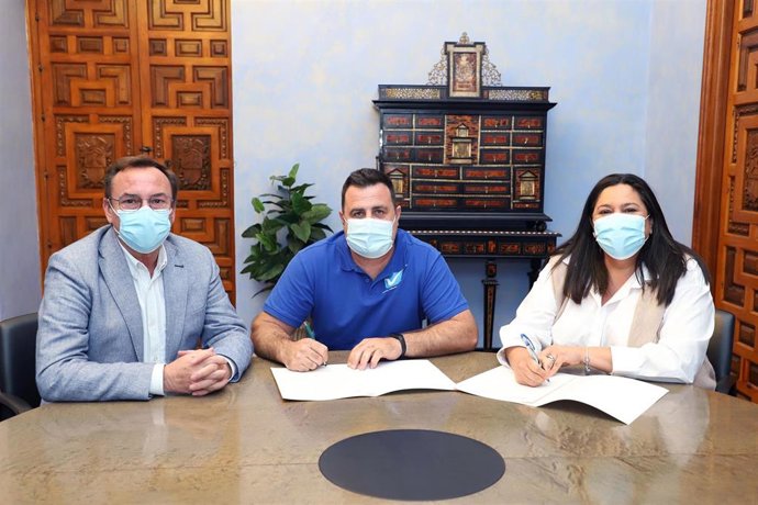 La presidenta de Iprodeco, Dolores Amo, en la firma con la Acevi.