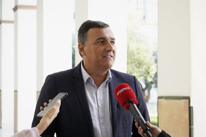 El parlamentario andaluz de Ciudadanos (Cs) Carlos Hernández White atiende a los medios.