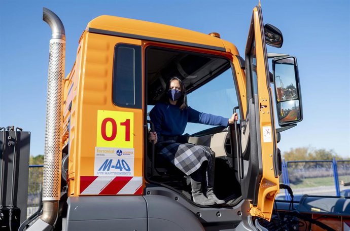 La delegada del Gobierno en Madrid, Mercedes González, baja de un camión a su llegada a la presentación del Plan de Fenómenos Adversos y Nevadas 2021-2022 en el Centro de Conservación y Explotación de Carreteras M-40