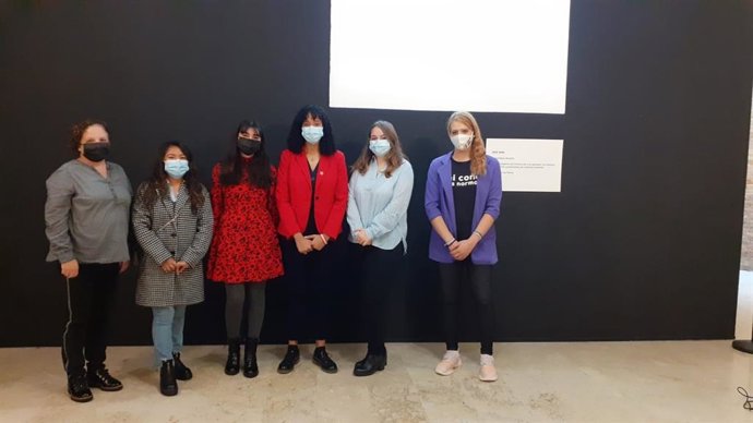 La artista Dana Bautista durante la proyección de su vídeo 'Una más'.