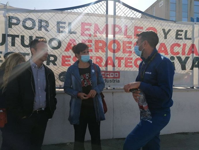 Teresa Rodríguez en la puerta de la planta de Airbus en Puerto Real.