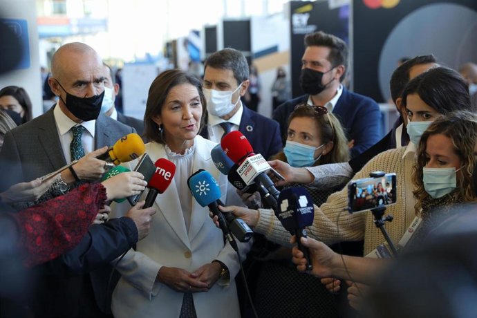 La ministra Reyes Maroto atiende a los medios antes de la clausura del TIS2021