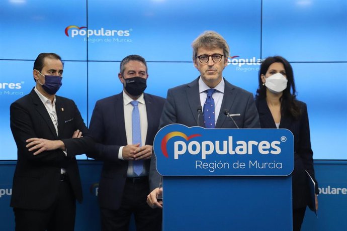 El vicesecretario de Desarrollo Económico del PPRM, Luis Marín, se dirige a los medios de comunicación