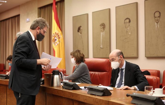 Archivo - El diputado del PDeCAT, Ferran Bel, se acerca a la mesa de la Comisión de Presupuestos del Congreso
