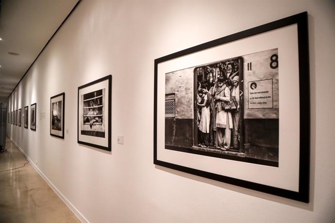 El CAC Málaga-La Coracha reúne 72 fotografías de Manuel Viola en 'Libertad enjaulada, camino a ninguna parte'