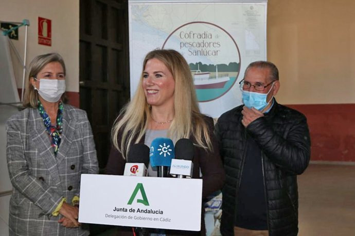 La delegada de la Junta de Andalucía en Cádiz, Ana Mestre, tras la reunión con representantes de la Cofradía de Pescadores de Sanlúcar.