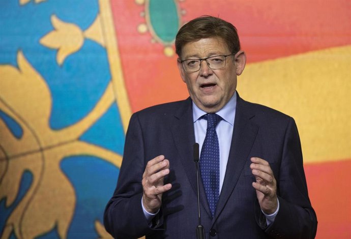 Archivo - El secretario general del PSPV-PSOE y presidente de la C. Valenciana, Ximo Puig , durante la atención a los medios de comunicación tras la reunión en la sede regional del PSOE-A. A 21 de septiembre de 2021, en Sevilla (Andalucía, España).