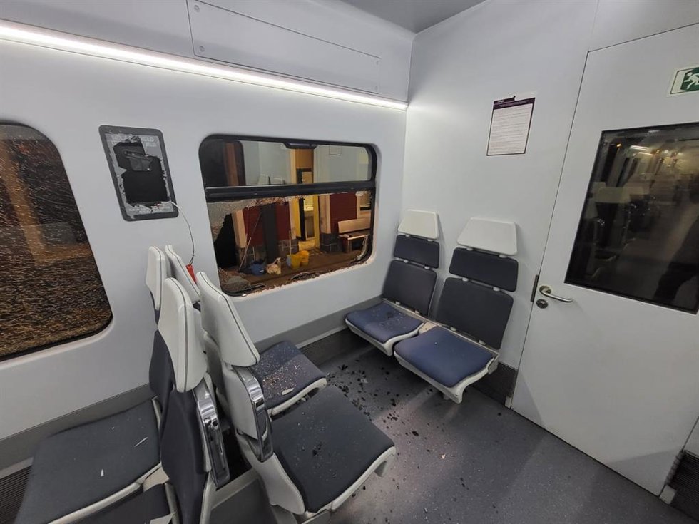 Tren de Renfe Cercanías Bilbao afectado por actos vandálicos