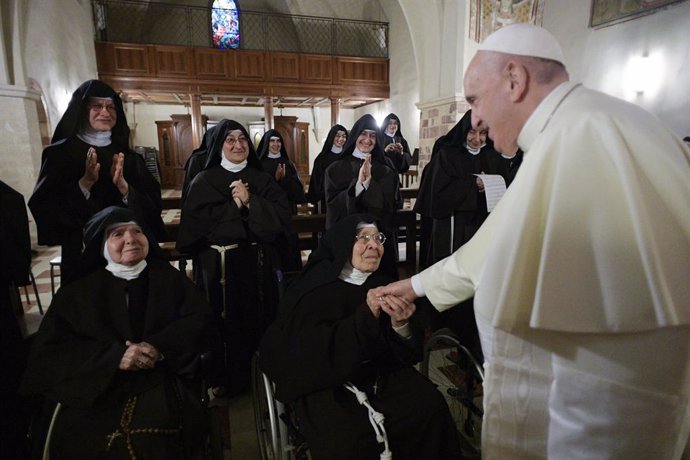 HANDOUT - 12 November 2021, Italy, Assisi: Pope Francis meets the sisters of the Poor Clare community in Assisi during his visit to the town on the occasion of the World Day of the Poor on 14 November 2021. Photo: Vatican Media/ANSA via ZUMA Press/dpa -