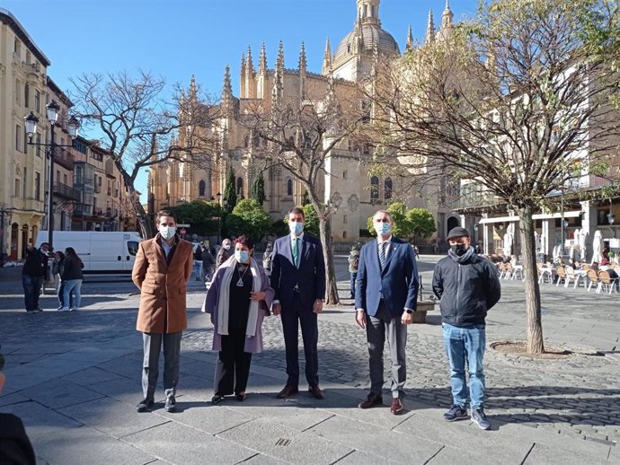 El concejal de Obras, Miguel Merino; la alcaldesa, Clara Luquero; el consejero de la Presidencia, Ángel Ibáñez; el delegado territorial de la Junta, José Mazarías; y el concejal de Medio Ambiente, Ángel Galindo.