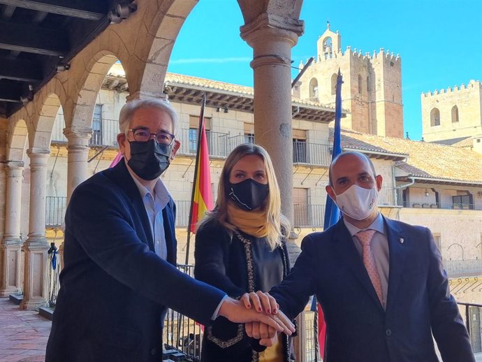 El presidente de las Cortes de Castilla-La Mancha, Pablo Bellido (d) junto a la alcaldesa de Sigüenza, María Jesús Merino y el presidente del Consejo Rector, Antonio Fernández Galiano.