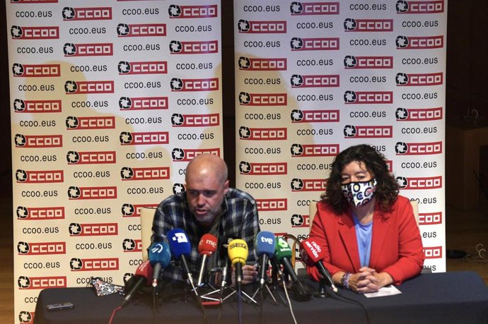 El secretario general de CCOO, Unai Sordo, y la secretaria general de CCOO de Euskadi, Loli García, comparecen en una rueda de prensa durante la XIX Escuela Sindical Pedro Gómez, en el Museo Marítimo de Bilbao, a 12 de noviembre de 2021, en Bilbao, Vizc