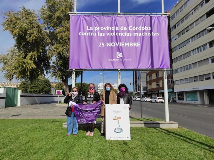 Doblas (segunda por la dcha.) en la presentación de la campaña del 25N.