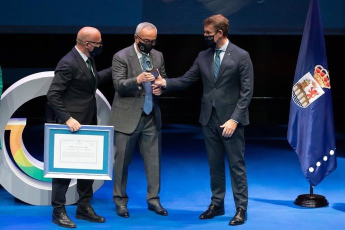 El presidente del Comité Olímpico Español, Alejandro Blanco, recibe el Premio Ourensanía 2021 de manos de Alberto Núñez Feijóo, presidente de la Xunta de Galicia, y de Manuel Baltar, presidente de la Diputación de Ourense