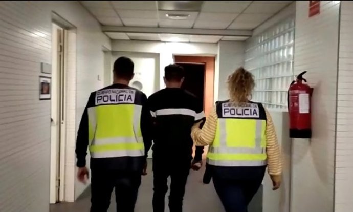 Detenido por herir de gravedad a una anciana para robarle las hoyas en la puerta de su domicilio