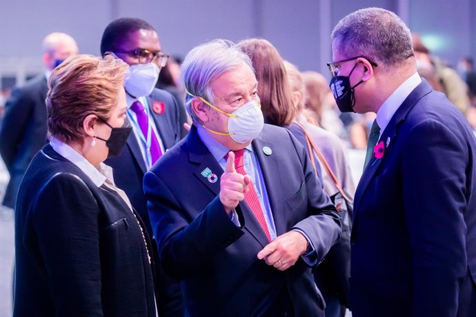11 November 2021, United Kingdom, Glasgow: Antonio Guterres (C), UN Secretary-General, and Alok Sharma (R), President of COP26, talk next to Patricia Espinosa, Head of the Secretariat of the UN Framework Convention on Climate Change, at the UN Climate C