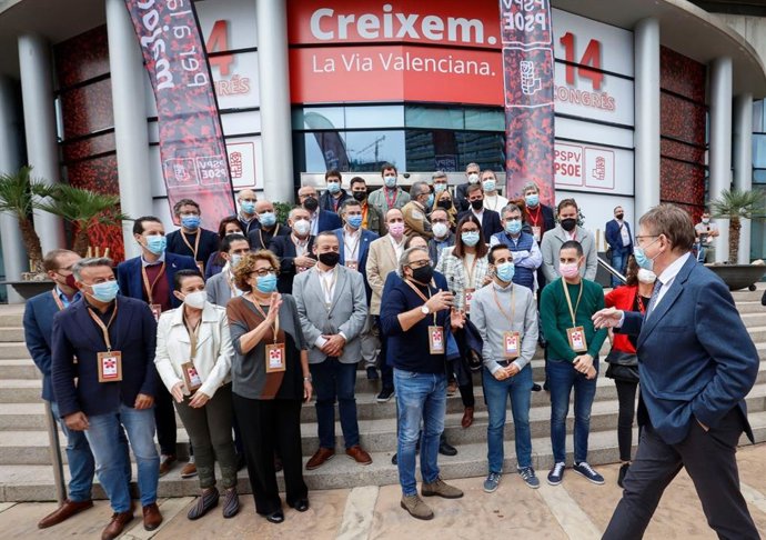 Foto de familia al inicio del XIV Congreso del PSPV