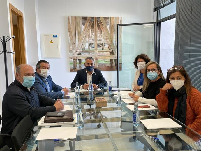 El delegado de Regeneración, Justicia y Administración Local en Huelva, Alfredo Martín, en su visita al Ayuntamiento de Isla Cristina.