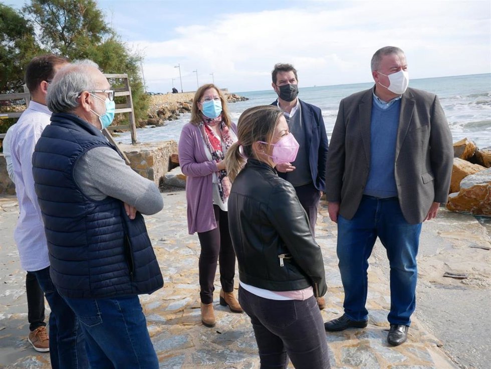 El senador del PP, Francisco Bernabé, junto con la alcaldesa del municipio, Visitación Martínez, y acompañado por el diputado nacional del PP Juan Luis Pedreño y la diputada regional del PP María Dolores Valcárcel