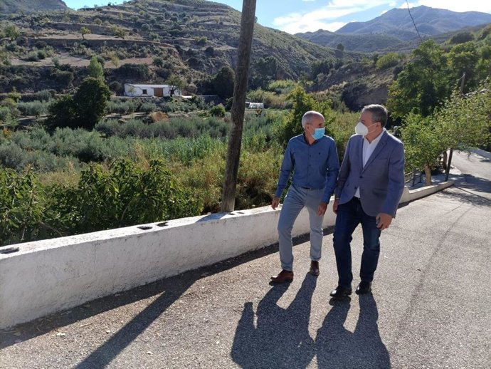 El delegado de Administración Local visita la zona afectada por las lluvias junto al alcalde de Albanchez.