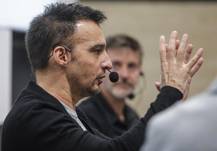 El director Alejandro Amenábar interviene en un diálogo al público para comentar su proceso creativo para adaptar el cómic El tesoro del cisne negro en serie La Fortuna