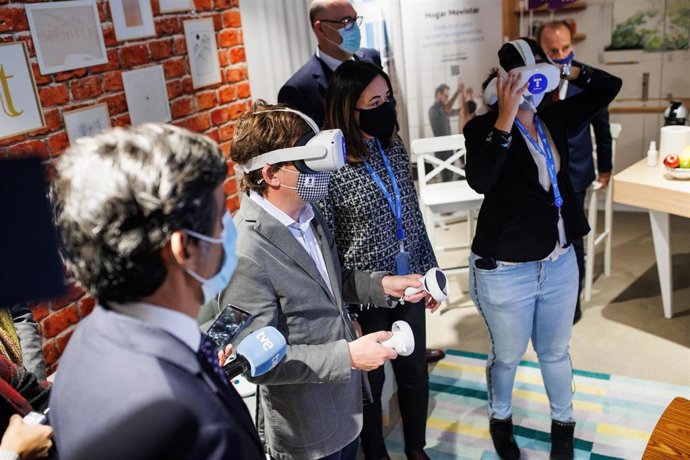 El alcalde de Madrid, José Luis Martínez-Almeida (2i), prueba unas gafas virtuales durante una visita al nuevo Espacio 5G de Telefónica.