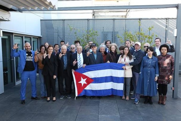 La secretaria de Internacional del PP, Valentina Martinez;vel portavoz adjunto de Exteriores en el Congreso de los Diputados, Pablo Hispan; Y la portavoz de Iberoamérica en el Congreso, Belén Hoyo, junto a los promotores de la Marcha Cívica por Cuba.