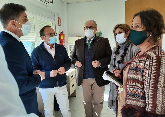 García (d) visita actuaciones en la Sierra de Segura.