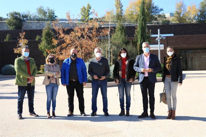 Férriz (3d), ante el Hospital Sierra de Cazorla.