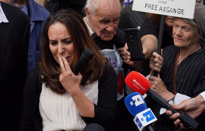 Archivo - 11 August 2021, United Kingdom, London: Julian Assange's partner and mother to two of his children Stella Moris reacts after speaking to the medai outside the High Court in London, following the first hearing in the Julian Assange extradition 