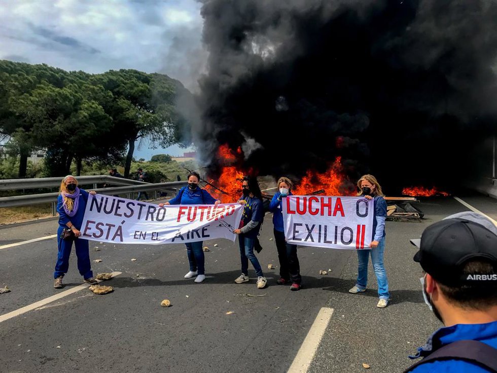 Archivo - Varias trabajadoras se fotografían en  el incendio provocado por parte de la plantilla de la factoría de Airbus de Puerto Real.