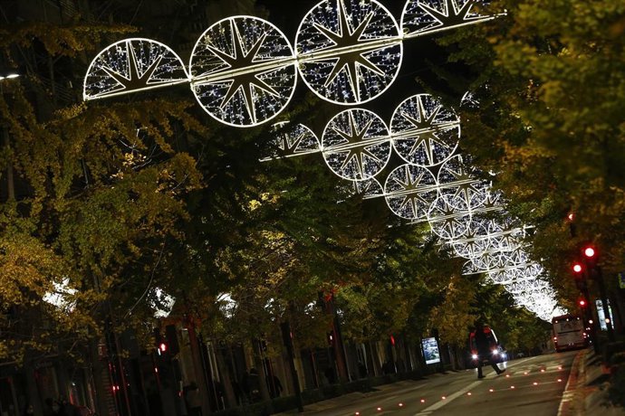 Archivo - Las luces de la Navidad 2020 se encienden en Granada en mitad de la pandemia del coronavirus. Granada a 30 de noviembre 2020