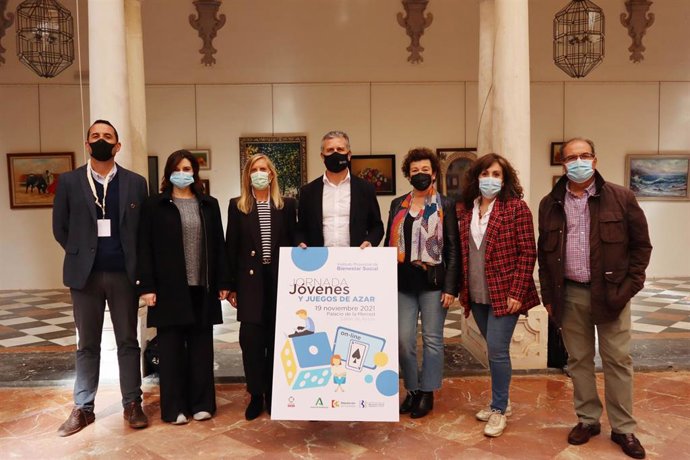 El presidente del IPBS, Francisco Ángel Sánchez (centro), presenta el cartel de las jornadas sobre 'Jóvenes y juegos de azar'.